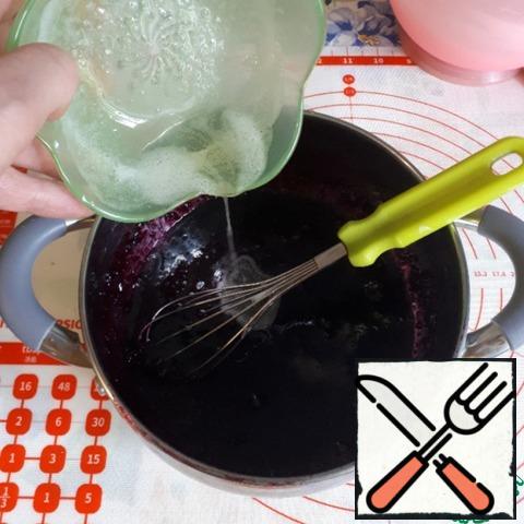 Pour the gelatin into the cooled blueberry puree and mix.