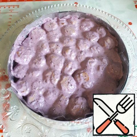 Pour the blueberry cream into a bowl with the custard blanks, mix everything well. I will use a split ring, 22 cm in diameter. The inner surface of the ring should be laid with an acetate film or just celophane, as I did. Put the mixed mass in a mold and carefully tamp it with a spoon.