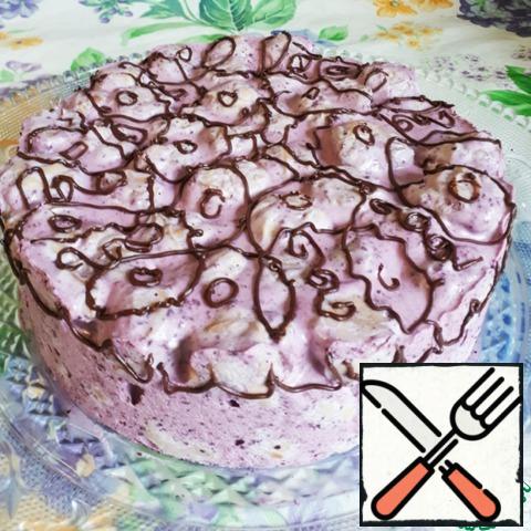 Decorate the cake with melted chocolate, drawing drawing kineticom. 