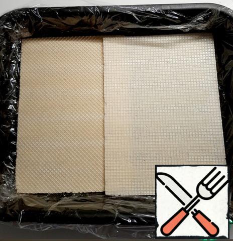 Put the appropriate form of food wrap and put the wafers to the size of the form. Trim them if necessary (this step can be skipped if the ice cream is without wafers).