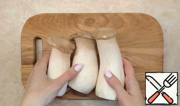 We prepare Eringa mushrooms, chop them in a blender.