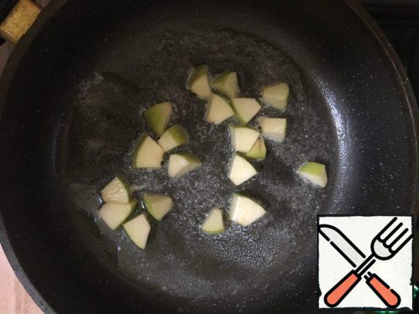 In a pan, melt the butter and add the sliced apples, fry the apples for 1-2 minutes.