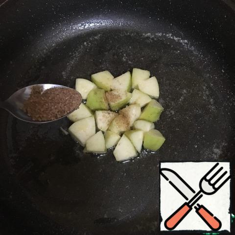 Caramelize the apples by sprinkling them with brown sugar and keeping them on the fire until they get a caramel crust.
