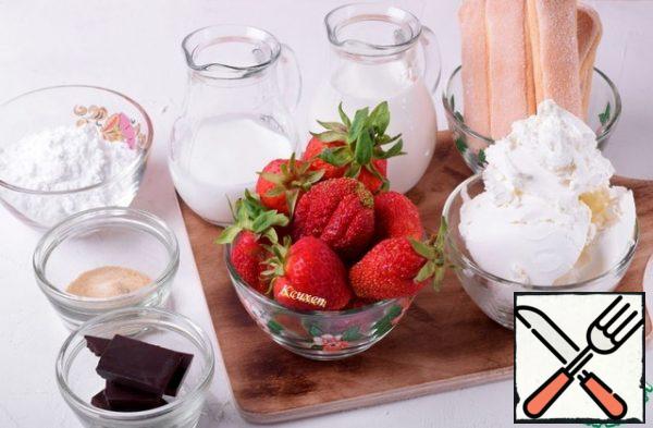 Prepare the ingredients and start preparing the dessert.
We will need cold cream, but it is better to hold the curd cheese at room temperature for a while, so that it becomes softer.
The amount of kefir is measured in grams.
Wash the strawberries and blot them with paper towels.