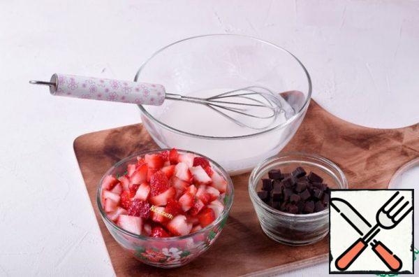 Fill the gelatin with water, leave it for 5-10 minutes, and then dissolve it in a water bath and let it cool down a little.
Through a strainer, enter the gelatin into the kefir and mix.
A few large strawberries will be set aside to decorate the top of the cake, the rest of the berries will be cut into small pieces, after removing the stalks.
Chop the chocolate with a knife and set aside a small amount (about 1 tbsp) for decoration.