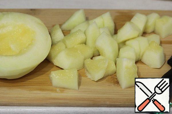 Peel and seed the melon and cut the flesh into pieces.
Please note that the ingredients indicate the weight of the already peeled melon!