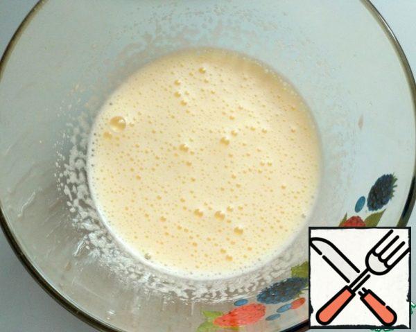 Separately, beat the eggs with the sugar mixer on high speed until fluffy foam.