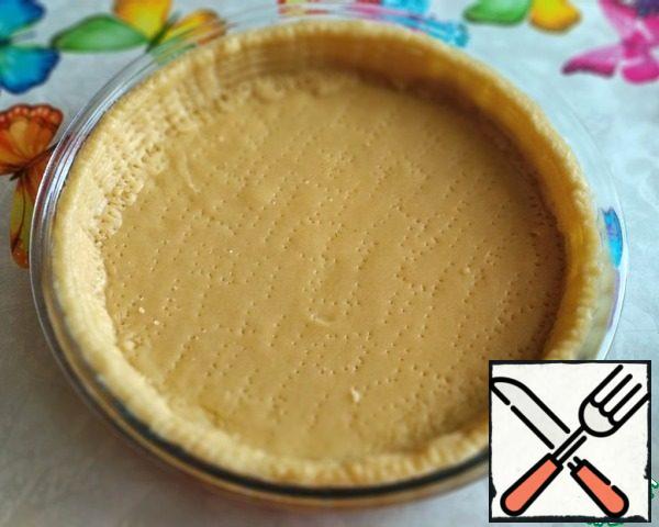 Distribute the dough in a form (diameter 26 cm), forming low sides, often prick with a fork, so that the dough does not swell when baking. Bake in the oven, preheated to 180 degrees, 15-20 minutes until Golden.