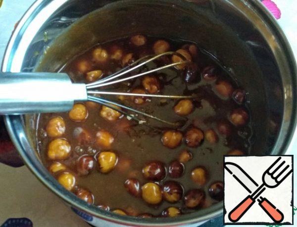 Then add the caramel brought to a boil (!!!) cream, butter, salt and hazelnuts. Stir.