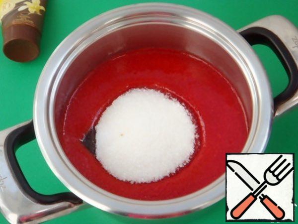 In a saucepan or saucepan, put the resulting puree, pour sugar, add vanilla paste.