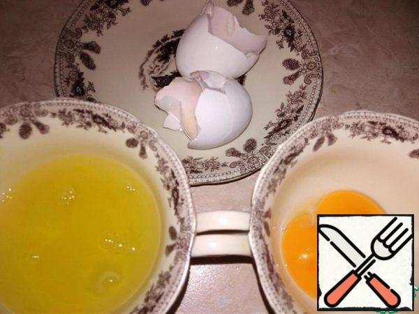 Separate the yolks of 2 chicken eggs from the whites in different dishes.
Proteins can be frozen for other desserts in non-glass containers.