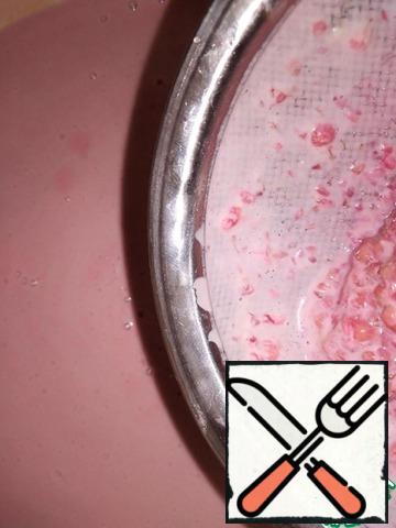 Rinse the sieve and the first pan under running water and wipe it dry.
Re-RUB the mass with the added ground raspberries through a sieve, helping with a tablespoon. Put the raspberry seeds in a plate.