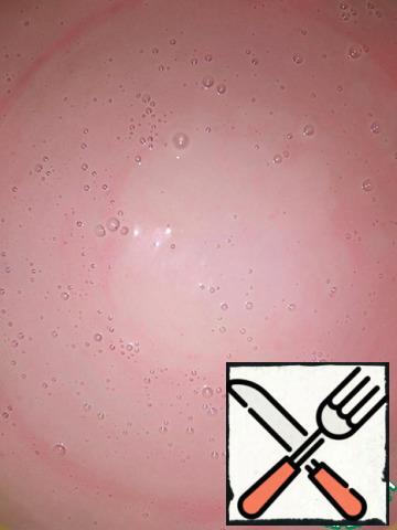 As a result, you will get a uniform fragrant pink mass - the future creamy raspberry ice cream.
Cool the resulting product to room temperature.