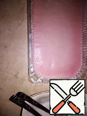 After 4 hours, the creamy raspberry ice cream is ready for use.