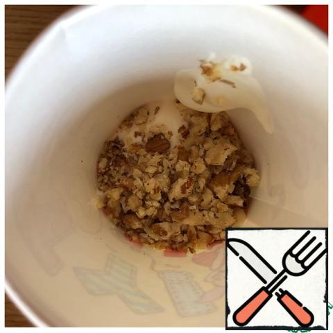 In cups or any form for freezing ice cream, spread the first layer of ice cream, then walnuts, after rolling the nuts with a rolling pin, so that they are not very small pieces. Then another layer of ice cream, then a teaspoon of strawberry jam. So repeat the order of layers.