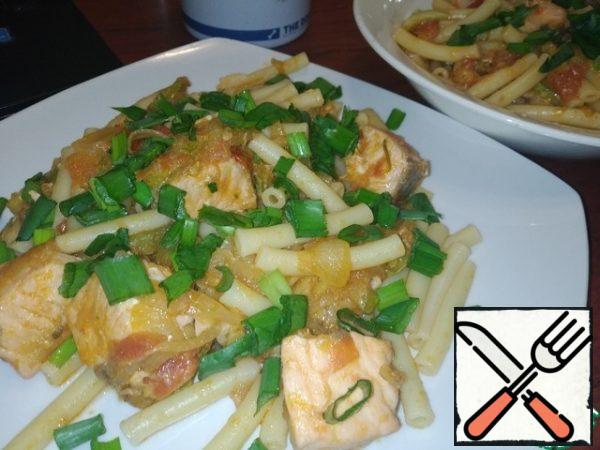 Garnish with chopped green onions already in the plate.
