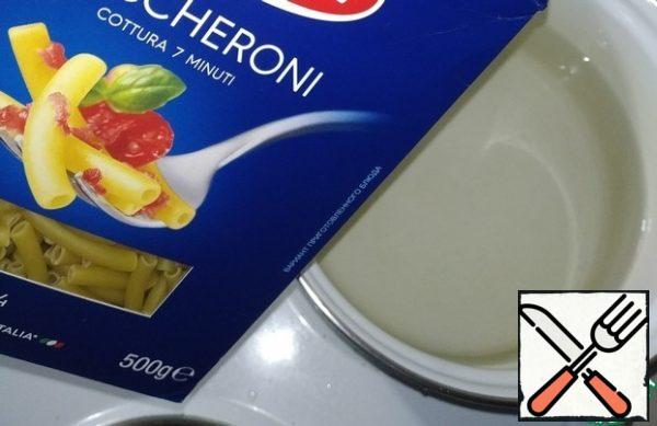 Put a pot with 2-2. 5 liters of water to boil the paste, salt the water. Boil the pasta.