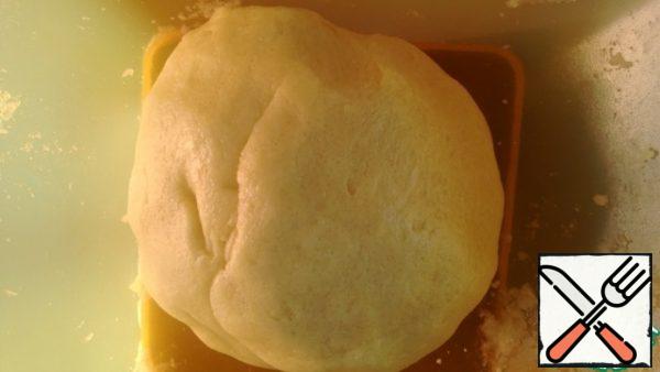 Add the egg and sugar to the mass and knead a soft elastic dough. Send it to the refrigerator for 30 minutes.