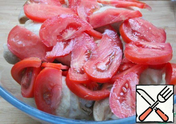 Thinly cut the tomatoes and spread them on the shins.