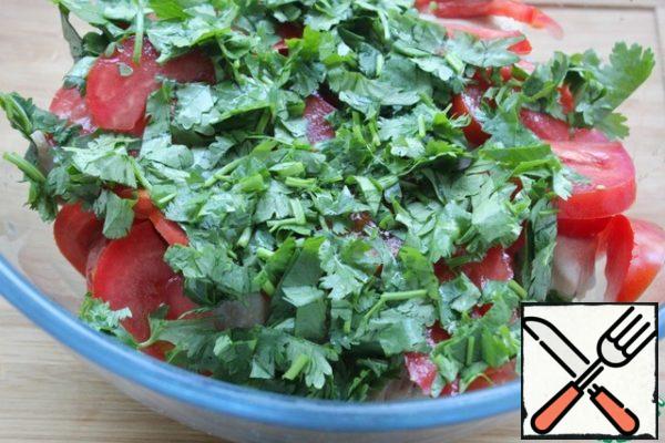 Cut the coriander and spread it on the tomatoes.