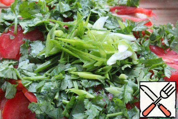 Cut the green onions with long feathers and spread them on the coriander.
