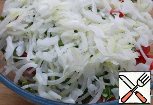 Chop the onion into quarters and spread it on the onion and coriander.