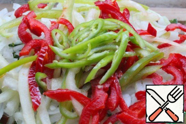 Chopped thin and long strips of bell pepper and bitter pepper.
Spread on the onion.