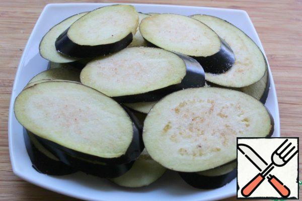 Cut the eggplants and add salt.
Leave for 30 minutes.
Dry.