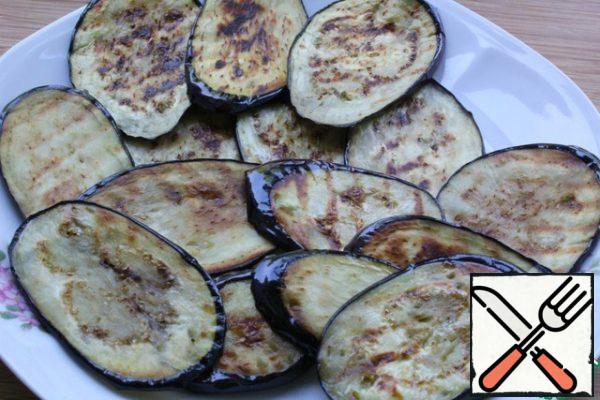 Fry on both sides in vegetable oil, smear with squeezed garlic.
I fried the grill in a pan, smearing the eggplants on both sides with vegetable oil.