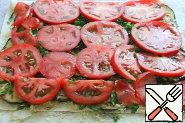 Cut the tomatoes into round pieces, not thickly, and put them on the greens.