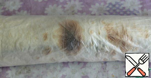 Wrap the roll in plastic wrap and put it in the refrigerator for an hour.