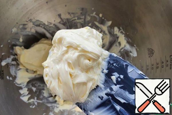 Combine the spatula in a bowl-butter, cream and vanilla.
Beat with a whisk until creamy, uniform.