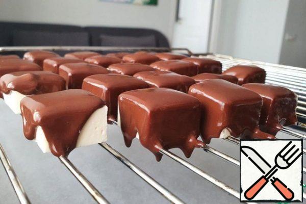 Spread on the grill, cover with icing and put in the refrigerator for stabilization.