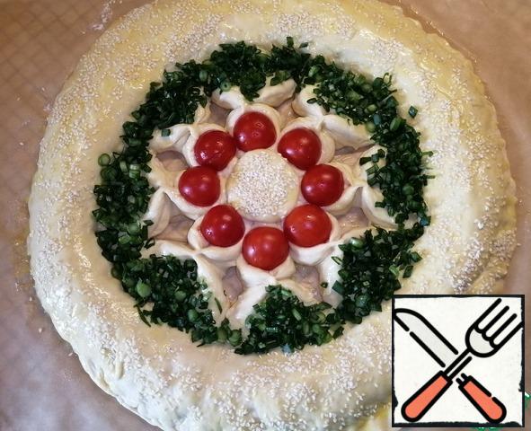 Cherry tomatoes cut in half and spread on each "flower petal". Finely chop the green onions and decorate the pie.