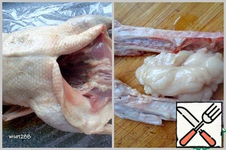 Prepare the duck for stuffing, to do this, first remove the excess fat, the wing brush and, if necessary, sing it.