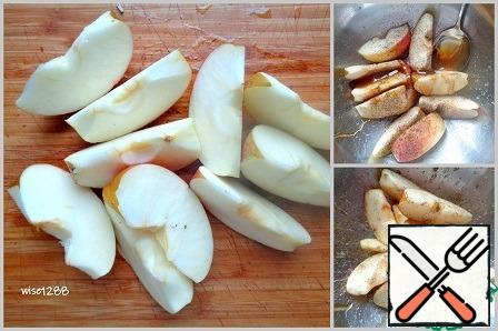 Before baking, prepare the Apple filling. Cut the peeled apples into slices, add honey and black pepper. Stir.