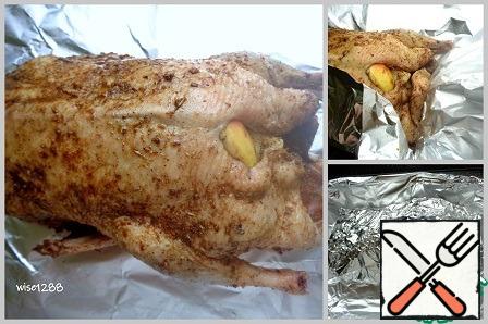 Turn on the oven to heat up to 200 degrees. Get the duck from the refrigerator, release from the food film. Stuff the duck with apples. Transfer it to the foil. Raise the edges of the foil so that the tail was tightly pressed to the carcass and did not tear the foil. Wrap the duck tightly in foil on all sides. Transfer to a baking sheet. Bake in the oven for 60 minutes at 200 degrees, then reduce the temperature to 160 degrees and bake for another 60 minutes.