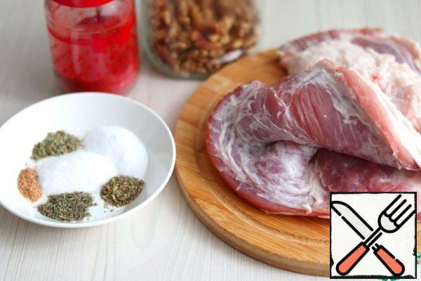 With podcherevka (1000 gr.) to remove the skin, cut off the lower layer of fat, leave the meat layers and a small layer of fat layer.