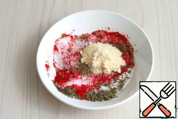 Then prepare a mixture of spices:
Oregano-1/2 tsp
Nutmeg-1/2 tsp
Thyme-1 / 2 tsp
Marjoram-1/2 tsp
Paprika - 1 tablespoon
Ground black pepper - 1 teaspoon
Garlic powder-1 tablespoon
Nitrite salt-15 gr.
Salt-20 gr.
The mixture is stirred.