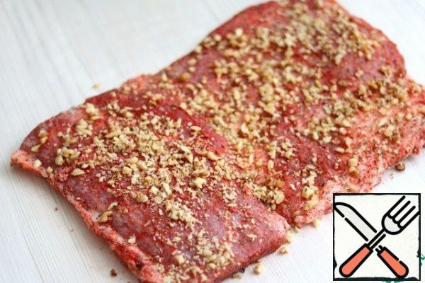 RUB the podcherevok lightly massaging on both sides with a mixture of spices. Then add the roasted and chopped walnuts to the inside of the podcherevka and distribute the nut crumbs over the entire surface of the podcherevka.