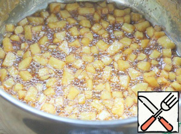 Gently pour in the vinegar, add the Apple and mix, cook for 2 minutes.