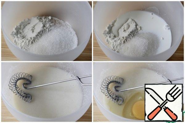Mix the flour, sugar and part of the milk, beat until the lumps disappear.
Add the egg and beat.