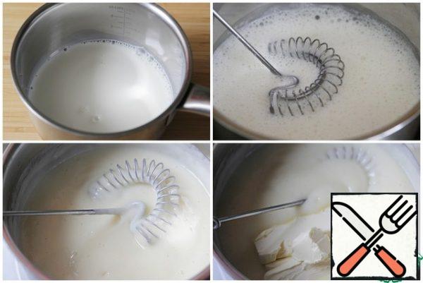 Heat the rest of the milk on the stove and pour the egg mixture into it in a thin stream. Constantly stirring, cook until thick.
Add the butter and mix until it is completely dissolved.
