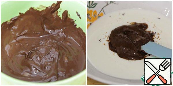 Melt the chocolate in a water bath or microwave.
Heat the cream, add the chocolate and mix well.