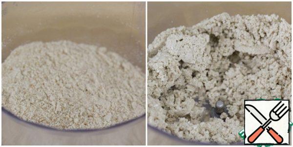 Cookies and halva are crushed using a blender or food processor.
It is better to grind them together, otherwise the halva may gather into lumps.
