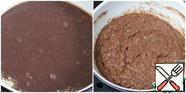 Pour the chocolate-cream mixture into the liver with halva and mix well.
