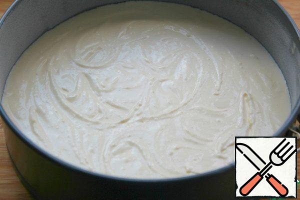 Split form 20 grease with butter, sprinkle the bottom and sides with flour, shake off excess.
Put in the form of a layer of curd.