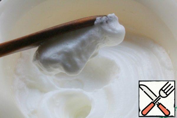 Beat the whites with a mixer with a pinch of salt to peaks - the whites do not fall from the inverted spoon.
This is IMPORTANT - if the proteins are badly whipped, the result will be bad!!!