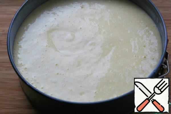 Pour the vanilla layer over the curd.
The oven is preheated at 160 degrees.
Bake for 45-50 minutes-focus on your oven!