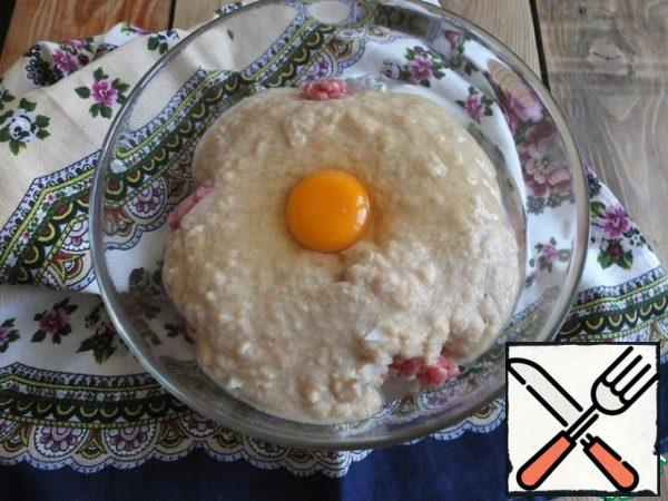 Bread is soaked in cold water.
Onion and bread are crushed in a blender.
Add to the minced bread and onion, egg.